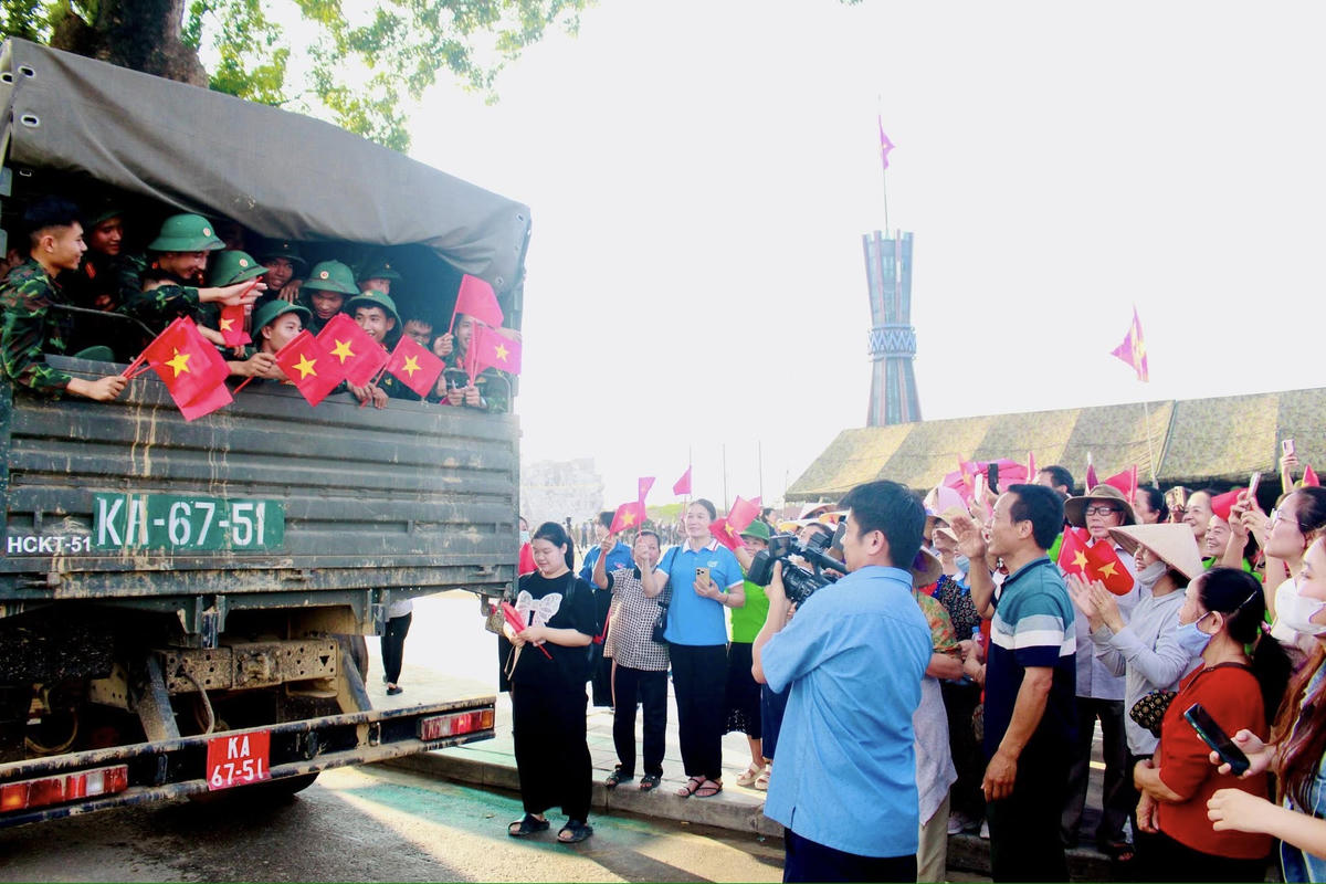 Phút giây chia tay cảm xúc thắm tình Quân - Dân. Ảnh: Thu Huệ.