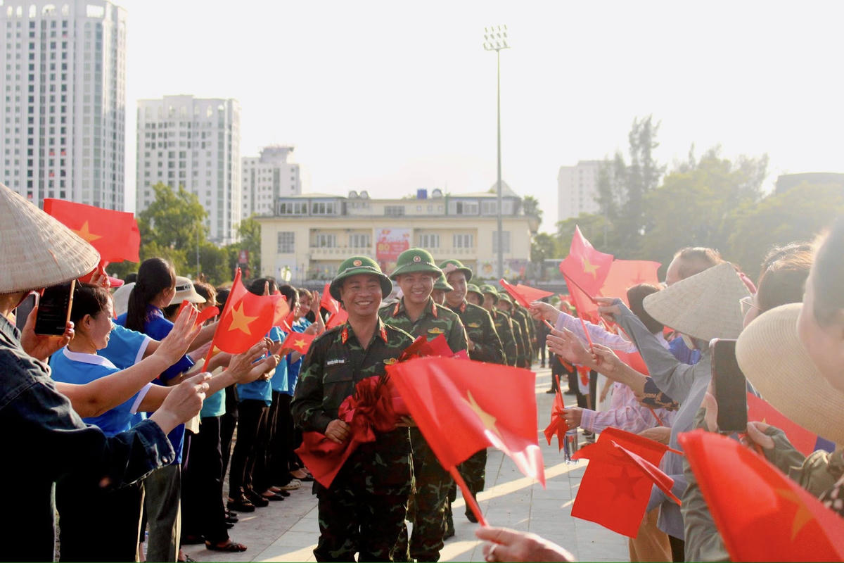Giờ đây, các anh là những người hùng trong lòng nhân dân vùng lũ Thái Nguyên. Ảnh: Thu Huệ.