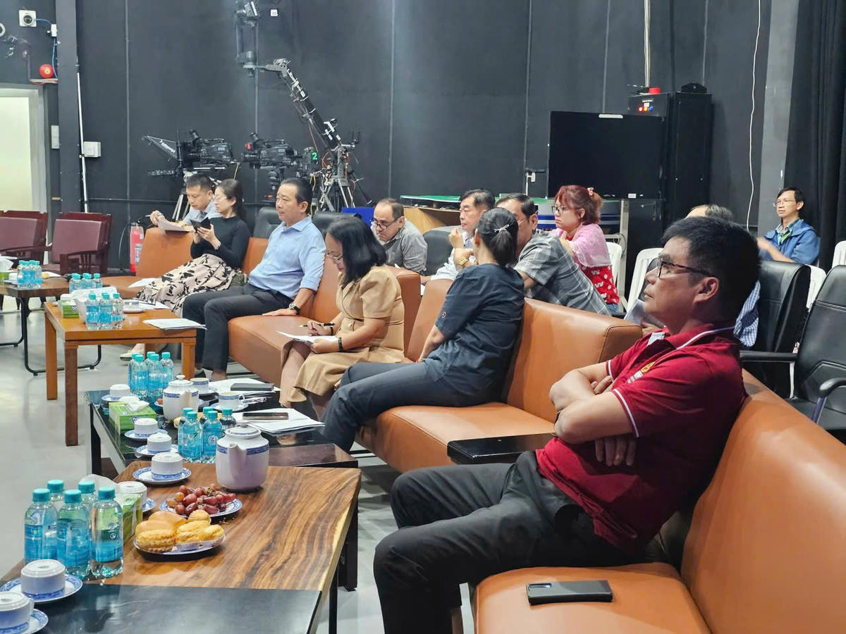 Tổng duyệt Cầu truyền hình Nghệ thuật "Dưới ánh sáng quang vinh". Ảnh: HTV