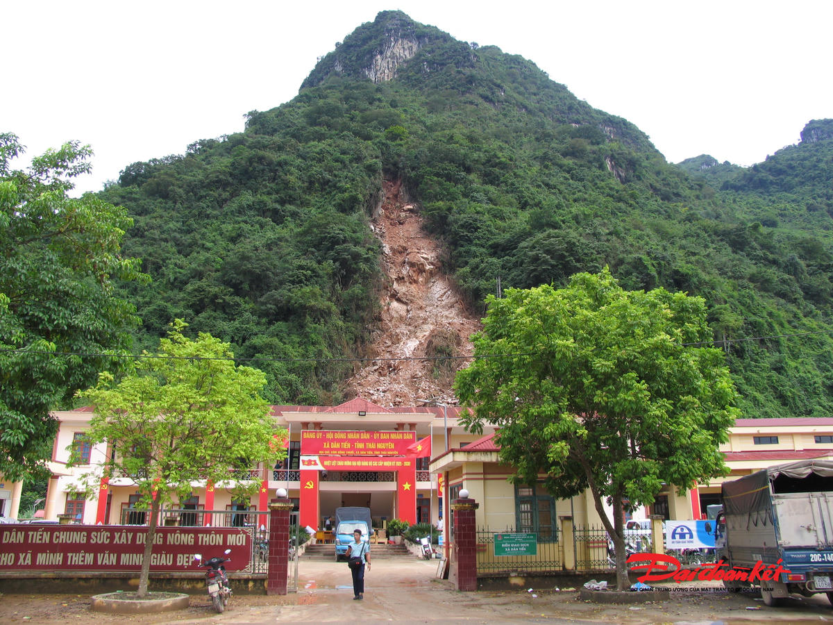 Núi Mỏ Yên phía sau trụ sở xã Dân Tiến xảy ra sạt lở gây mất an toàn. Ảnh: Toán Nguyễn.