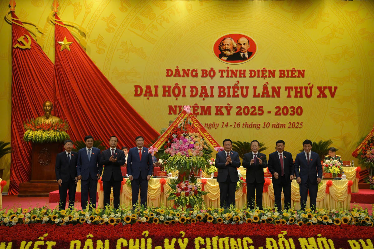 Ông Nguyễn Xuân Thắng, Ủy viên Bộ Chính trị, Giám đốc Học viện Chính trị quốc gia Hồ Chí Minh tặng hoa chúc mừng Đại hội. Ảnh: TTBC tỉnh Điện Biên