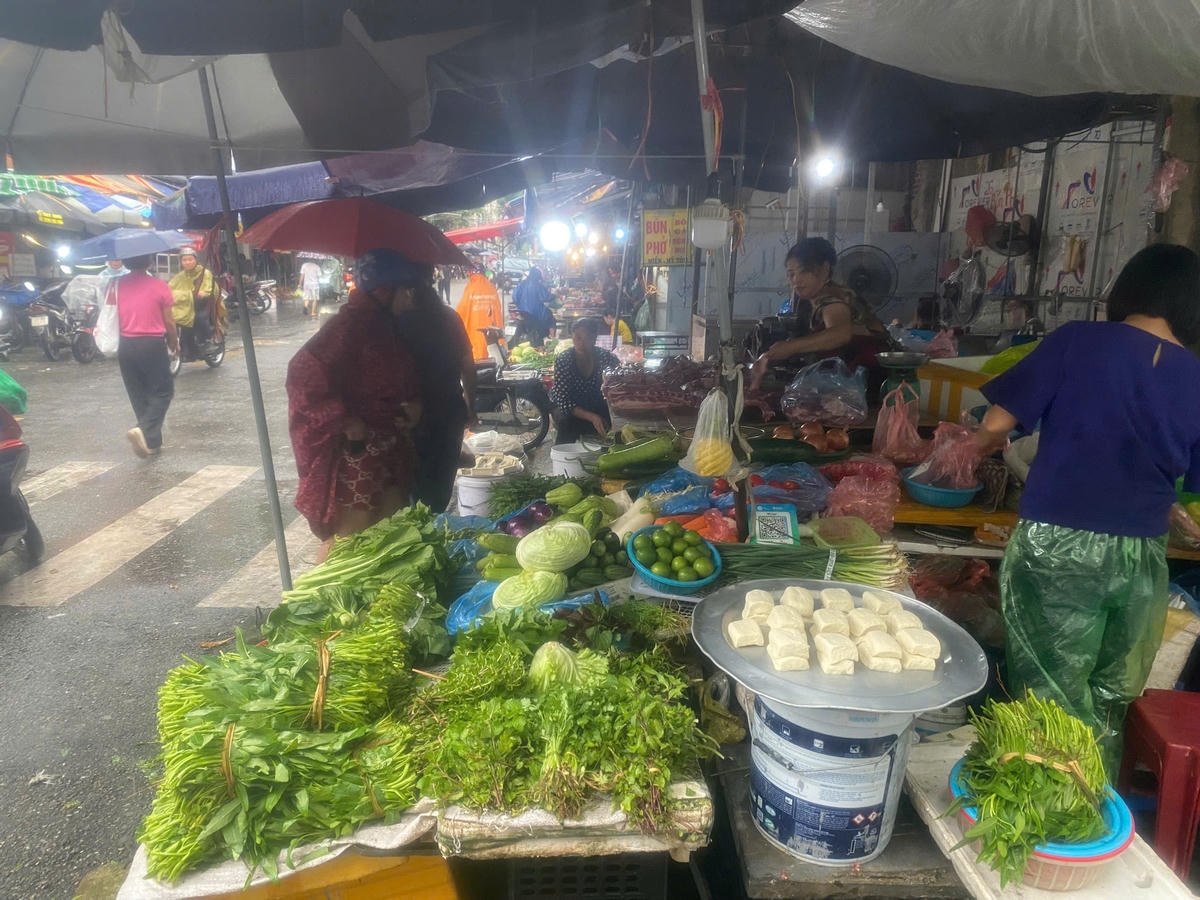 Dù đã hết mưa, bão nhưng giá rau xanh tại Hà Nội vẫn tăng mạnh. Ảnh: Thanh Bình