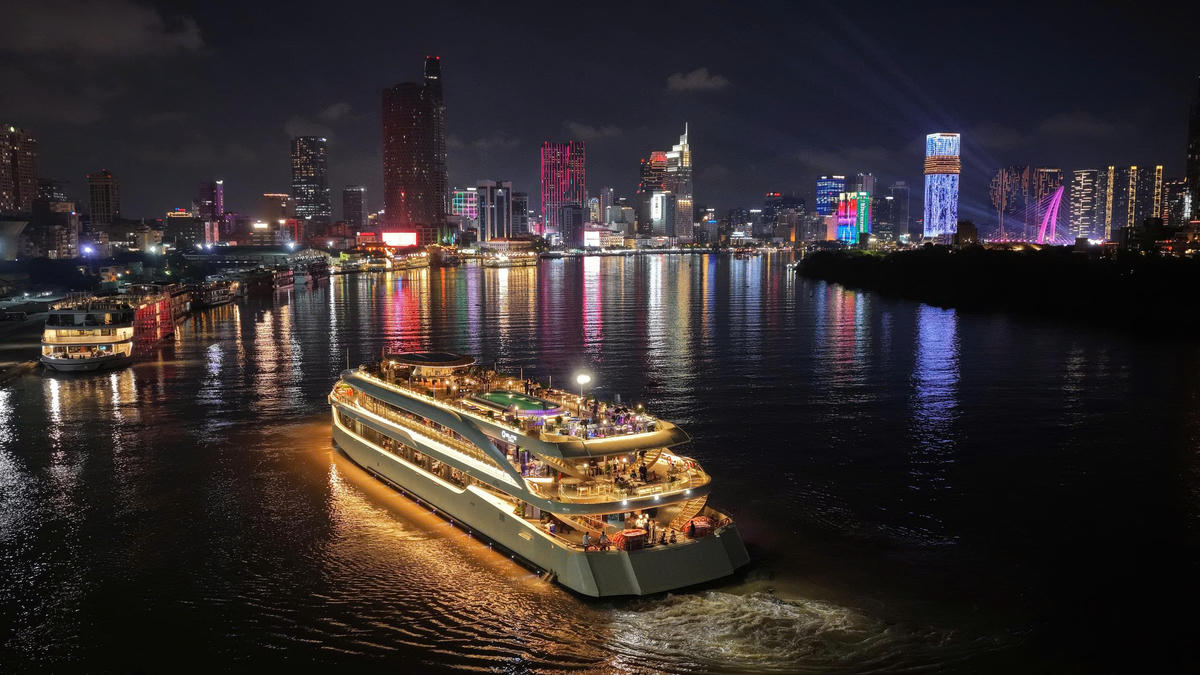 Du khách ngắm thành phố về đêm trên sông Sài Gòn. Ảnh: P.T