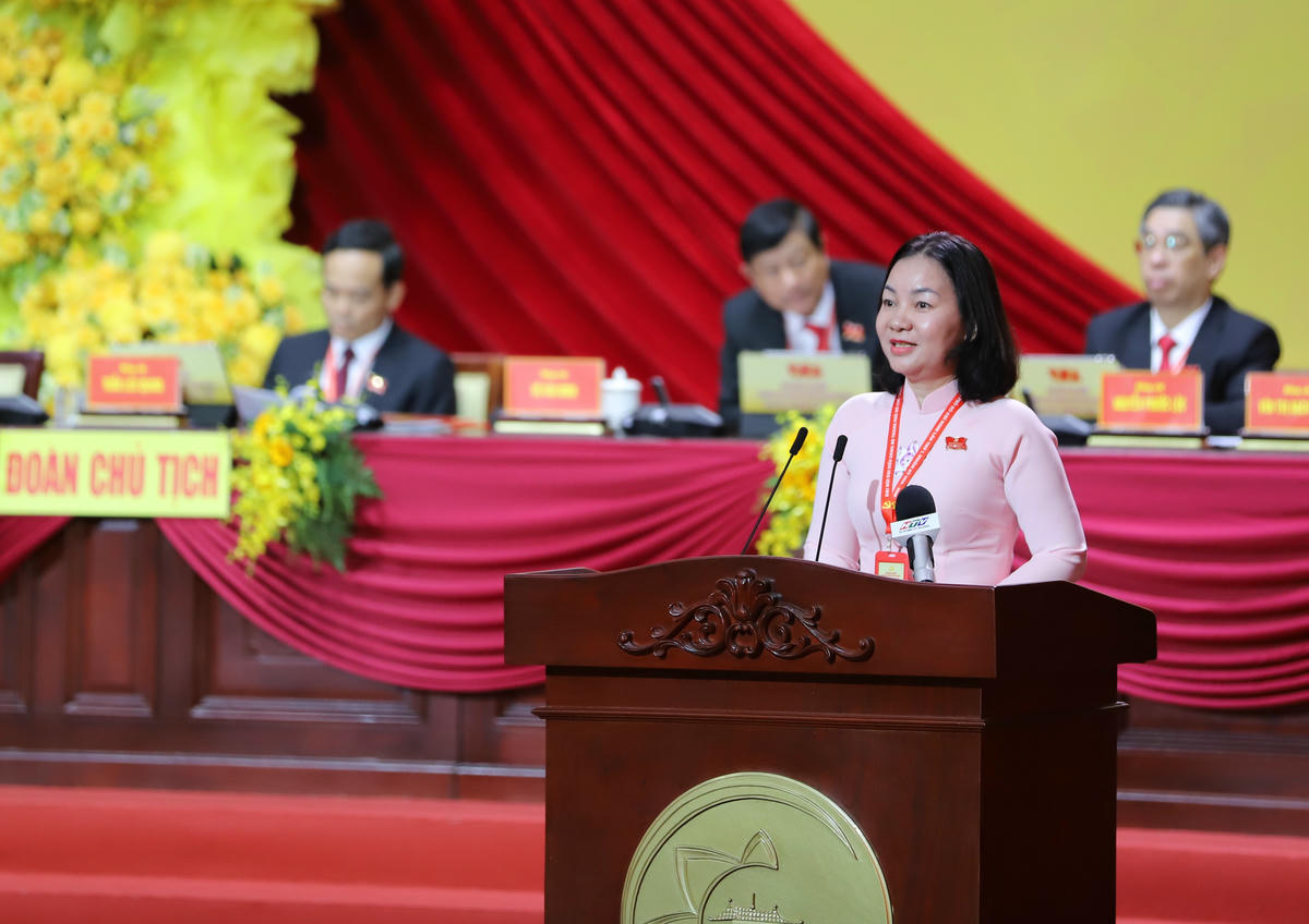 Bà Trương Thị Bích Hạnh - Phó Chủ tịch thường trực Ủy ban MTTQ Việt Nam TP Hồ Chí Minh phát biểu tham luận tại Đại hội. Ảnh: Đ.H.