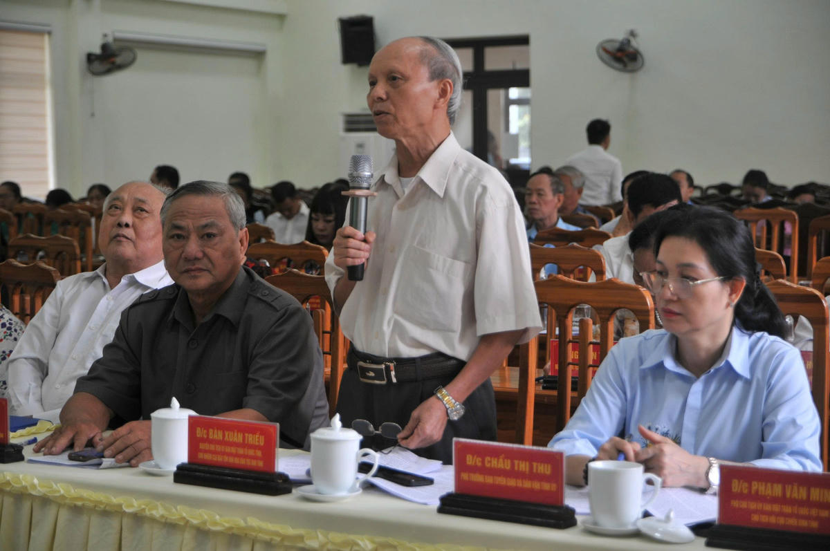 Đại biểu cho ý kiến góp ý vào Dự thảo Báo cáo chính trị trình tại Đại hội đại biểu MTTQ Việt Nam tỉnh Tuyên Quang lần thứ I. Ảnh: Xuân Trường.