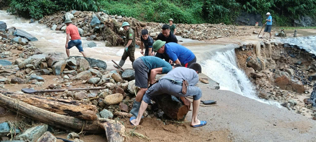 Lực lượng chức năng xã Tiên Yên và người dân tham gia khắc phục thông tuyến đường Đại Phong (xã Tiên Yên). Ảnh: Trần Hoàn