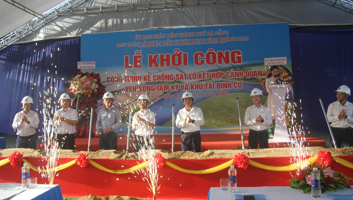 Đại biểu thực hiện nghi thức khởi công công trình kè chống xói lở kết hợp với cảnh quan ven sông Tam Kỳ và khu tái định cư. Ảnh: Nguyễn Tín.