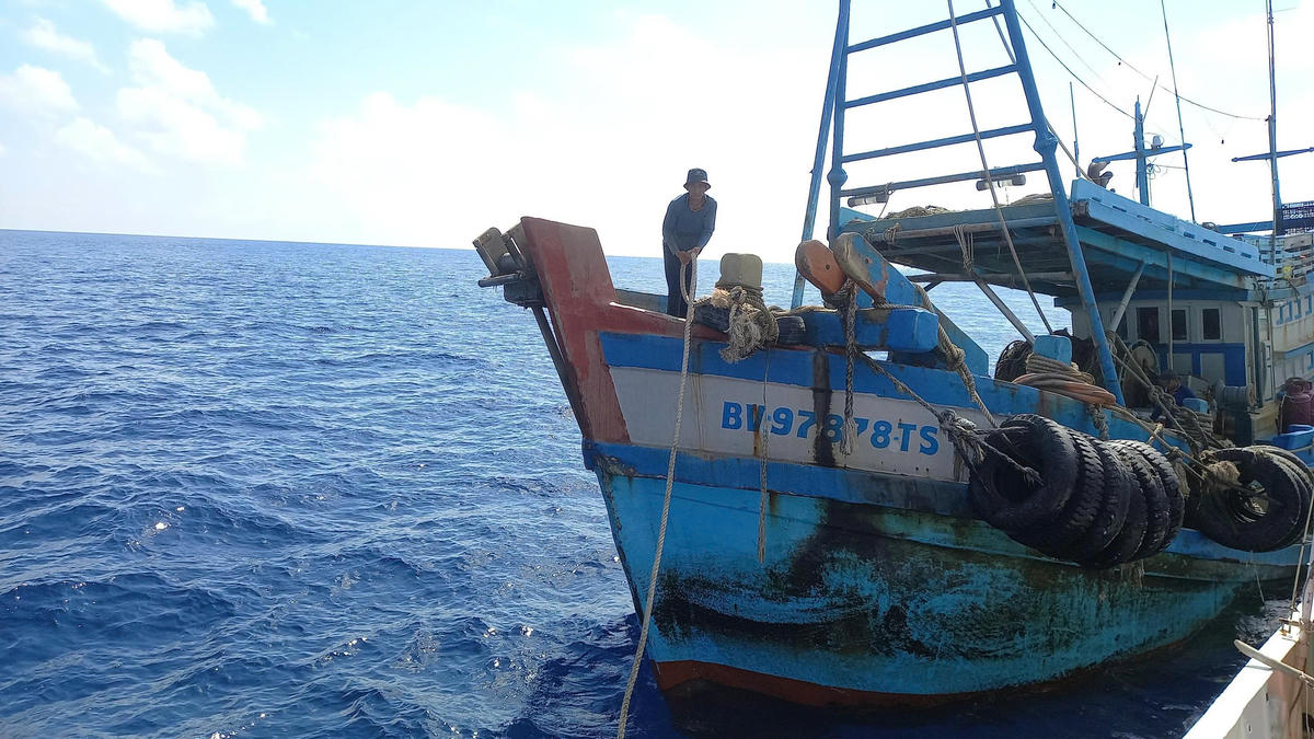 Tàu cá BV97878TS cập mạn tàu KN 201. Ảnh: Đức Định.