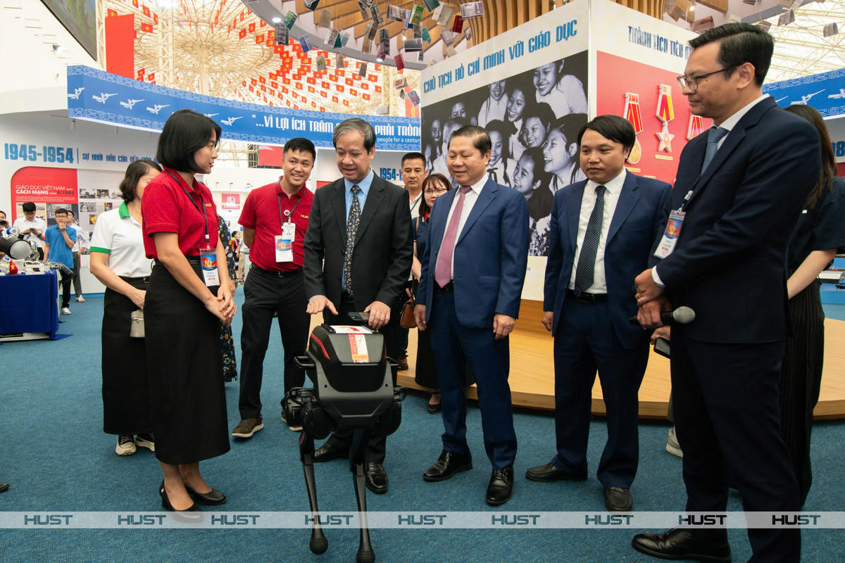 Robot hai chân được trưng bày tại&nbsp;triển lãm 80 năm Thành tựu Giáo dục và Đào tạo. Ảnh: HUST