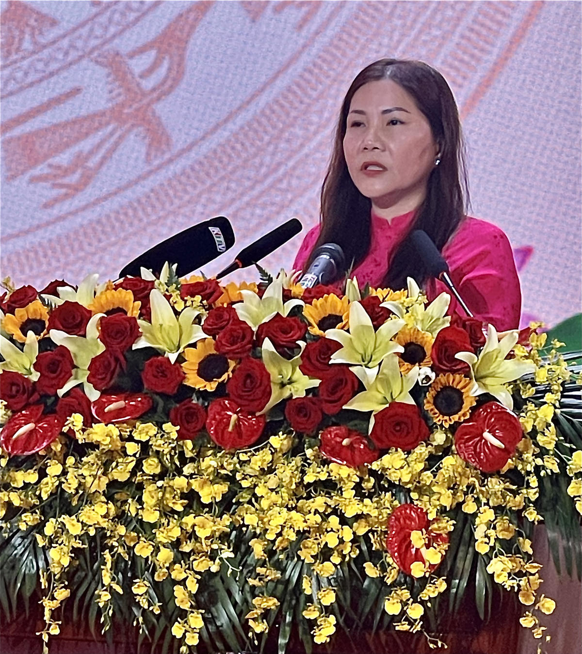 Bà Trần Thị Tú Viên , Phó Chủ tịch Ủy ban Mặt trận Tổ quốc Việt Nam Tỉnh Khánh Hòa phát biểu tham luận tại đại hội. (ảnh Thùy Trang)