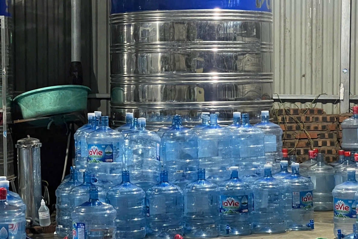 Theo thống kê từ tháng 3/2025 đến hết tháng 1/10/2025, Lê Văn Viết bán khoảng 20.000 bình nước Lavie giả cho người dân ở Hà Nội.