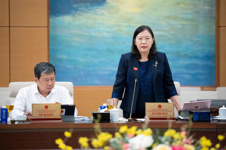 Phó Chủ nhiệm Thường trực Uỷ ban Dân nguyện và Giám sát Lê Thị Nga phát biểu tại phiên họp (Ảnh: Phạm Thắng)
