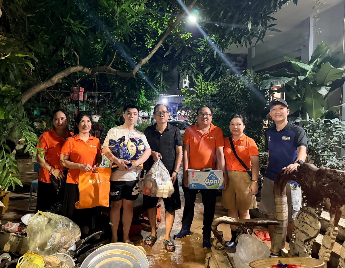 Đoàn cứu trợ khẩn cấp của SHB nhanh chóng có mặt tại Thái Nguyên để trao quà cho người dân