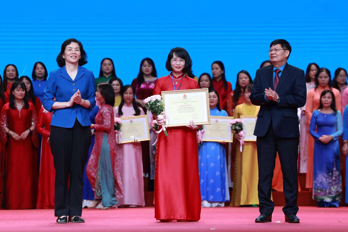 Bà Nguyễn Thị Minh Hương, Phó Chủ tịch Hội Liên hiệp Phụ nữ Việt Nam và ông Phan Văn Anh, Phó Chủ tịch Tổng Liên đoàn Lao động Việt Nam trao Bằng khen cho các cá nhân điển hình xuất sắc phong trào “Giỏi việc nước, đảm việc nhà” giai đoạn 2020 - 2025. Ảnh: Hải Nguyễn