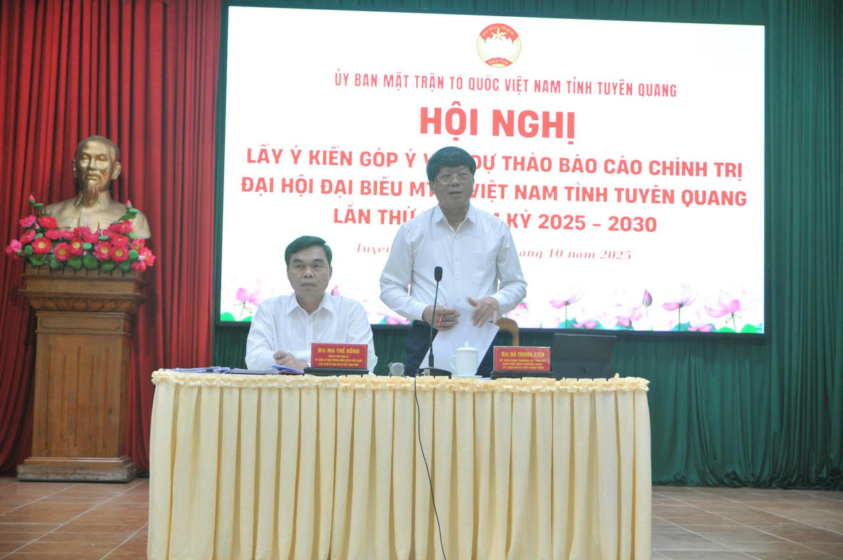 Các đồng chí lãnh đạo Ủy ban MTTQ Việt Nam tỉnh Tuyên Quang chủ trì hội nghị. Ảnh: Xuân Trường.