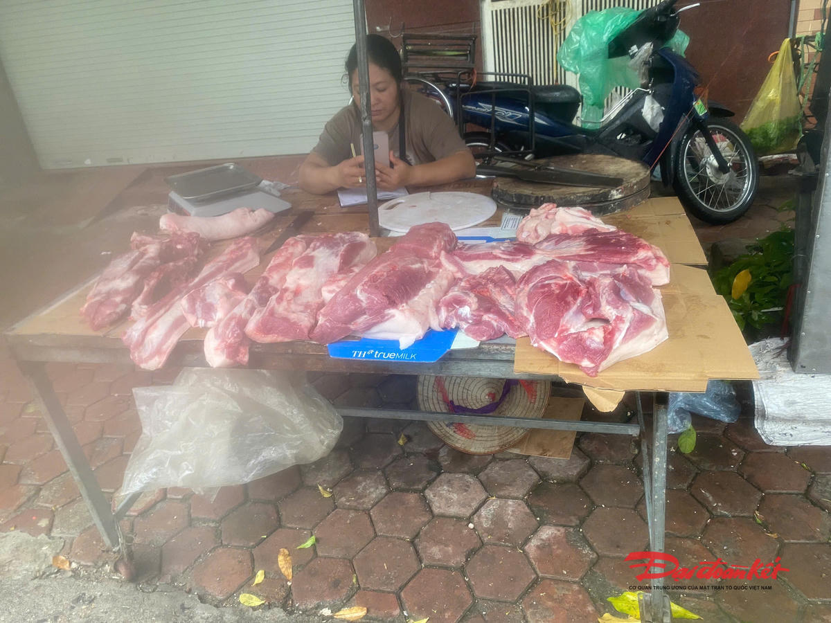 Trái với giá rau xanh, giá thịt lợn vẫn bình ổn. Ảnh: Thanh Bình
