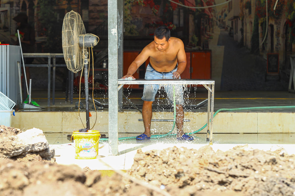 Bàn ghế đang được người dân lau dọn.