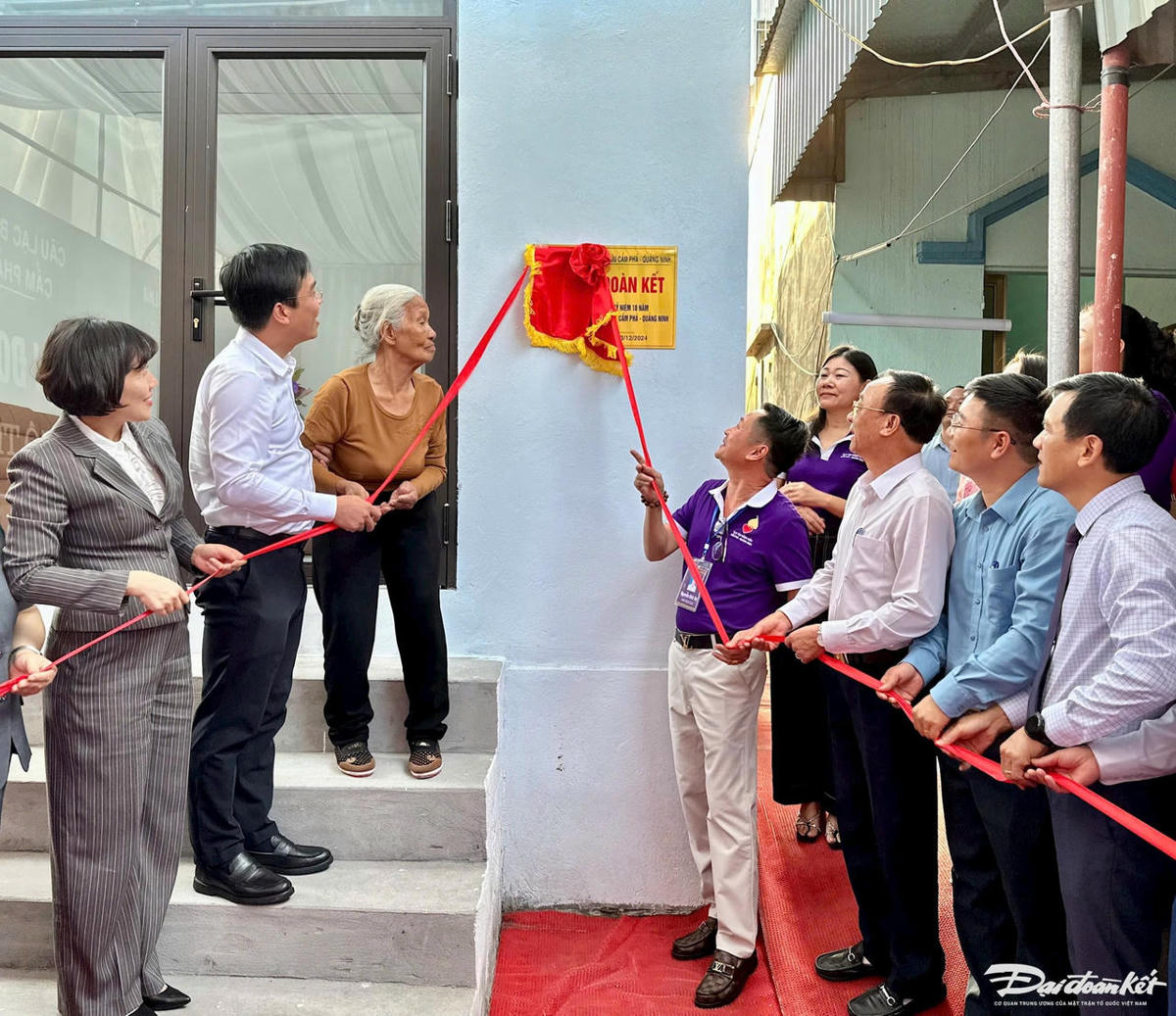 Các đại biểu thực hiện nghi thức khánh thành nhà Đại đoàn kết trao tặng bà Ngô Thị Mùi (78 tuổi, ở phường Cẩm Phả, Quảng Ninh). Ảnh: Ngọc Anh