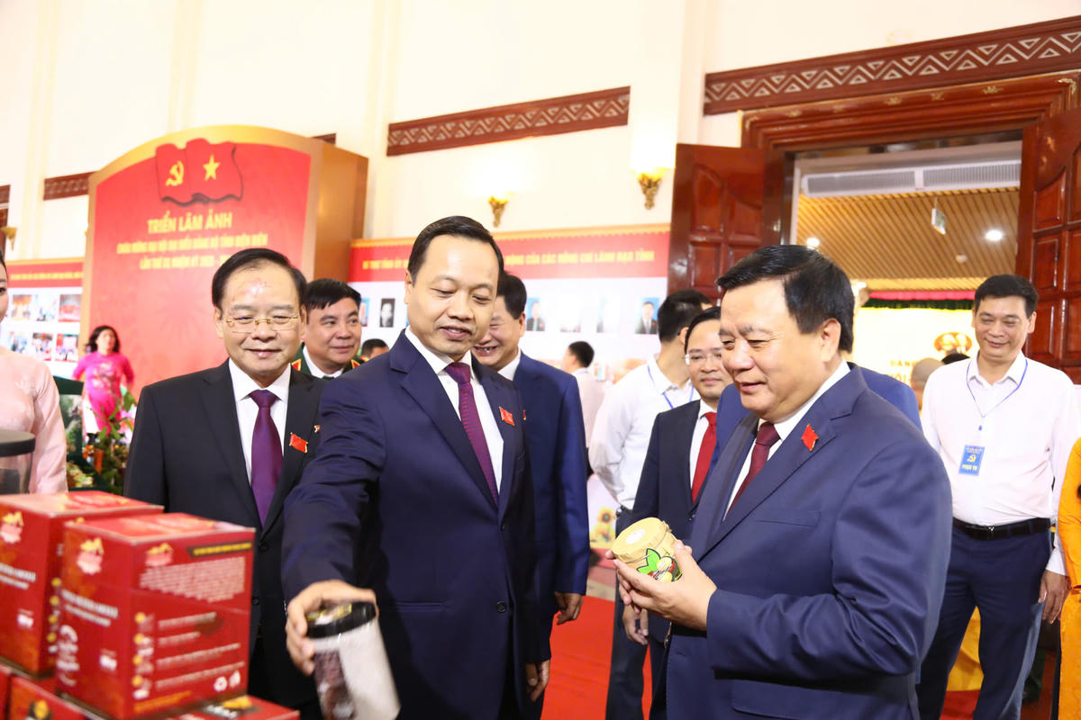 Ông Nguyễn Xuân Thắng, Ủy viên Bộ Chính trị, Giám đốc Học viện Chính trị quốc gia Hồ Chí Minh tham quan các gian trưng bày sản phẩm đặc trưng của tỉnh Điện Biện. Ảnh: TTBC tỉnh Điện Biên