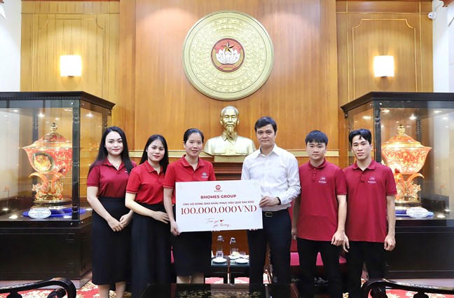 Ông Bùi Quang Huy, Ủy viên dự khuyết Trung ương Đảng, Phó Chủ tịch Ủy ban Trung ương MTTQ Việt Nam, Bí Thư thứ nhất Trung ương Đoàn Thanh niên Cộng sản Hồ Chí Minh tiếp nhận ủng hộ từ BHomes Group. Ảnh: Minh Hiển