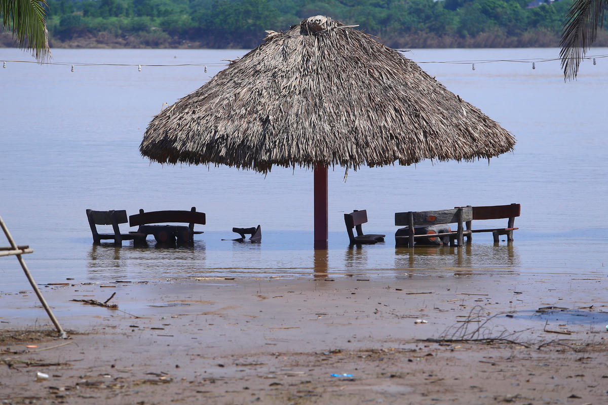 Nhiều khu vực của bãi đá vẫn ngập ngụa bùn đất, dù nước sông Hồng đã rút.
