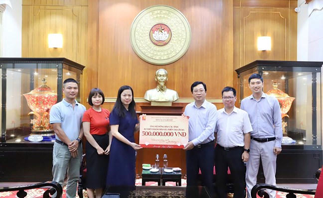 Ông Cao Xuân Thạo, Trưởng Ban Công tác xã hội Cơ quan Ủy ban Trung ương MTTQ Việt Nam tiếp nhận ủng hộ. Ảnh: Minh Hiển