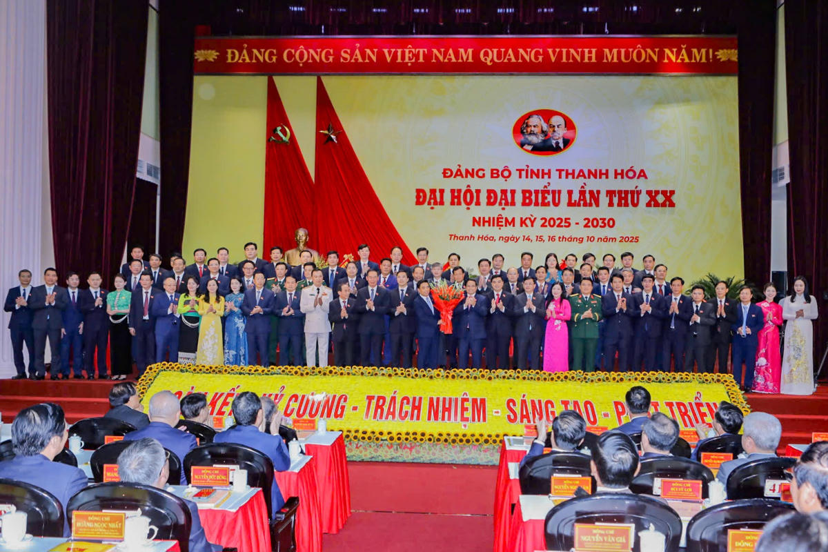 69 thành viên trong Ban Chấp hành khóa mới ra mắt đại hội. Ảnh: Minh Hiếu