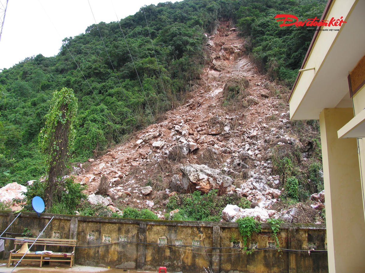 Đã có hơn 50 m3 đá đã sạt lở đe dọa mất an toàn cho cán bộ làm việc tại trụ sở xã Dân Tiến. Ảnh: Toán Nguyễn.