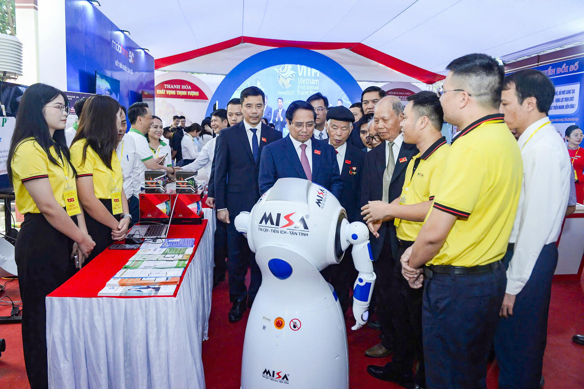 Thủ tướng Phạm Minh Chính tham quan triển lãm thành tựu kinh tế - xã hội, giai đoạn 2020-2025 của tỉnh Thanh Hóa. Ảnh: Minh Hiếu