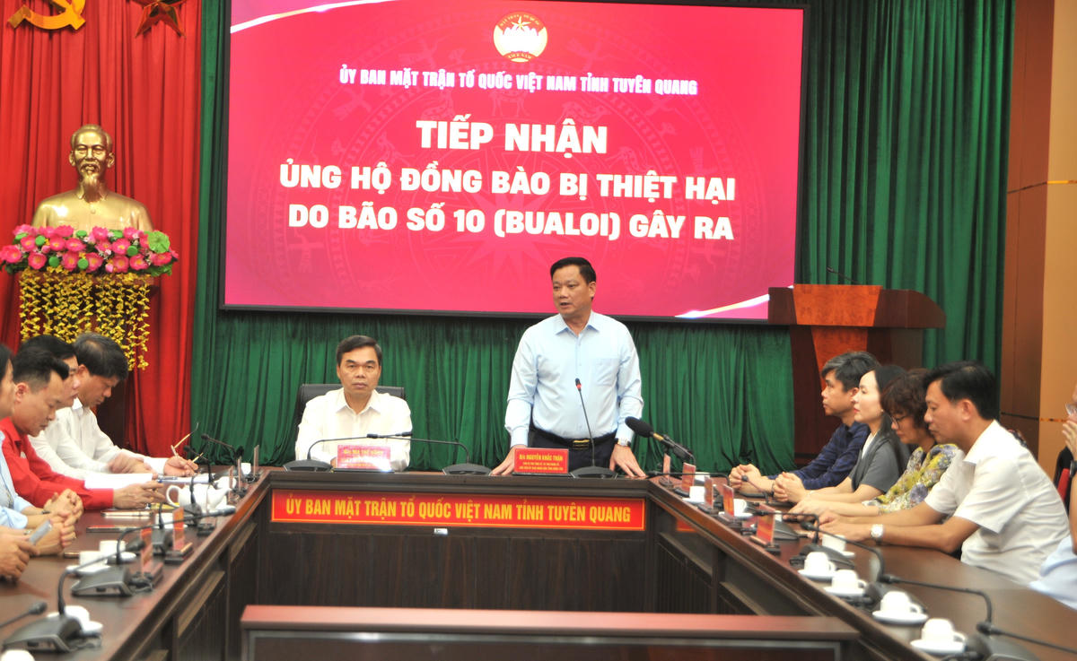 Chủ tịch UBND tỉnh Hưng Yên Nguyễn Khắc Thận phát biểu tại chương trình. Ảnh: X.T.