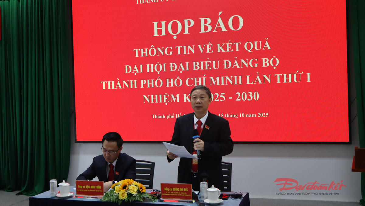 Ông Dương Anh Đức trả lời phỏng vấn của đại diện cơ quan báo chí tại buổi họp báo, ngay sau phiên bế mạc Đại hội. Ảnh: Hồng Phúc.