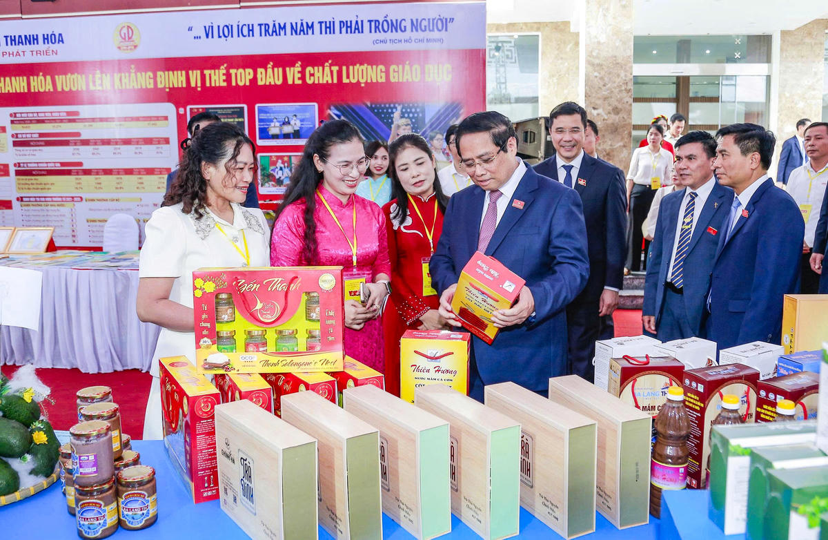 Thủ tướng tham quan gian hàng trưng bày các sản phẩm OCOP của xứ Thanh. Ảnh: Minh Hiếu