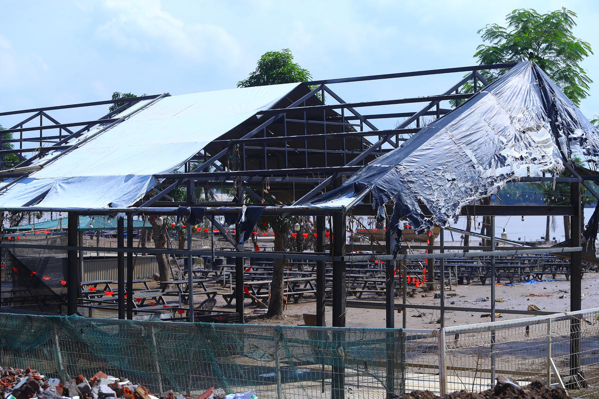 Nhiều căn nhà bị hư hỏng mái, do ảnh hưởng bởi hoàn lưu 2 cơn bão.