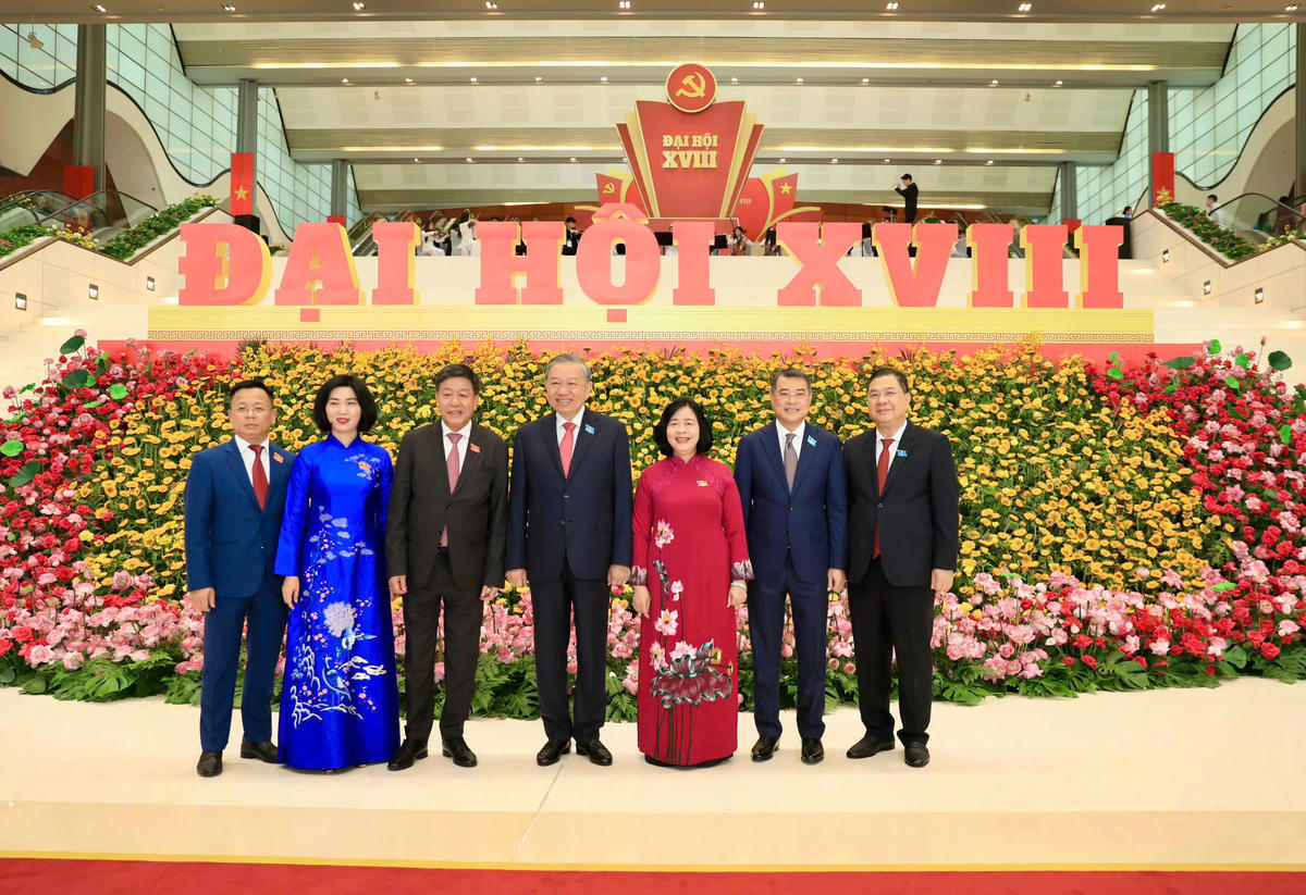 Tổng Bí thư Tô Lâm chụp ảnh lưu niệm với các đại biểu tham dự đại hội.