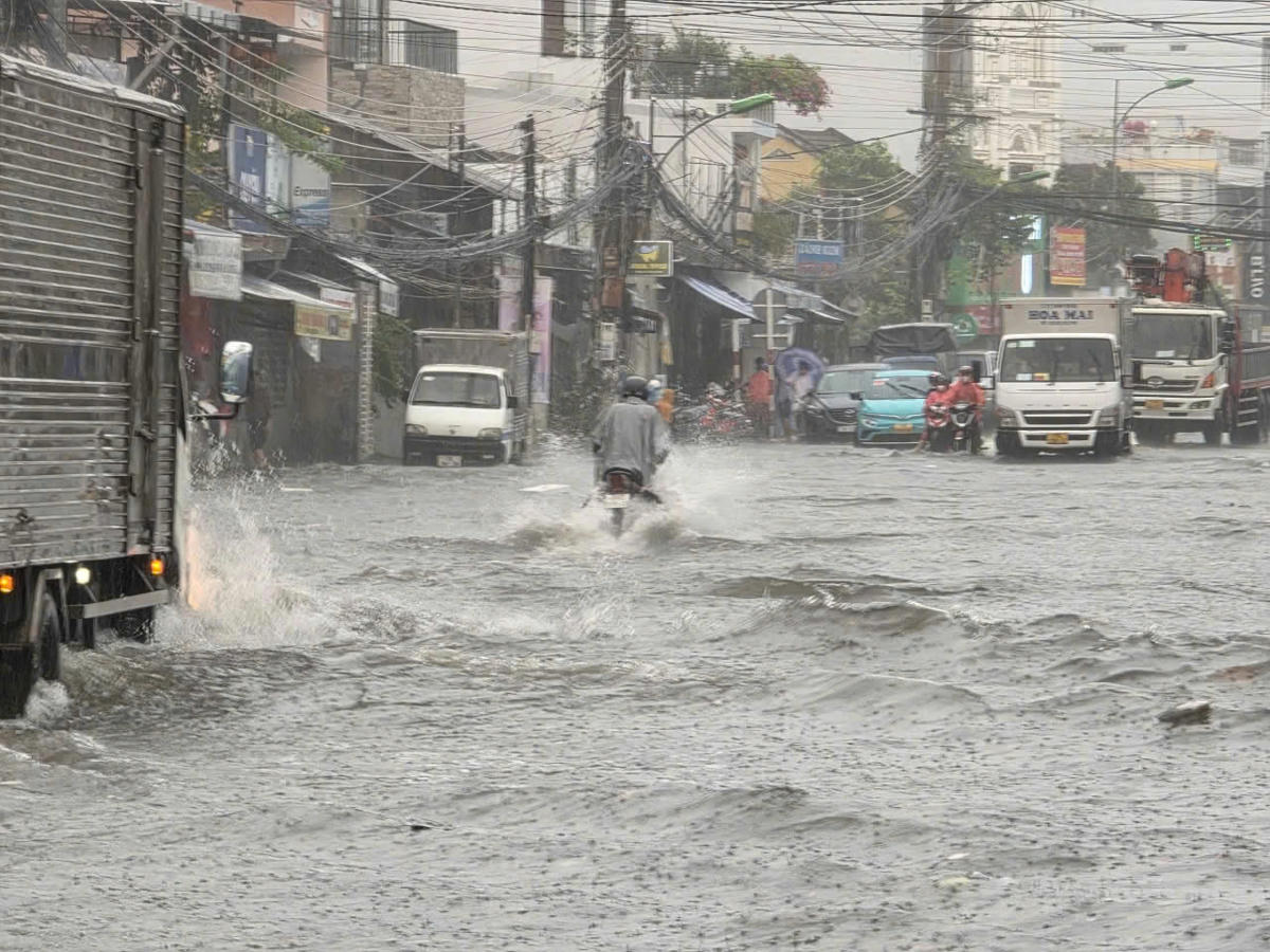 Tuyến đường 23/10 Phường Tây Nha Trang ngập trong biển nước. (ảnh X.H)