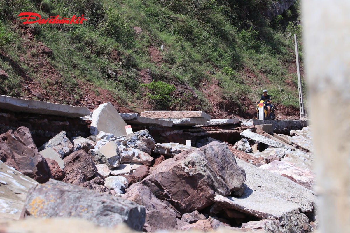 Khi bão đổ bộ, sóng lớn đánh trực tiếp vào nền đường khiến kết cấu bị xói lở, có chỗ khoét sâu cả mét. Nhiều phương tiện phải đi sát mép núi mới có thể lưu thông. Ảnh: ĐB