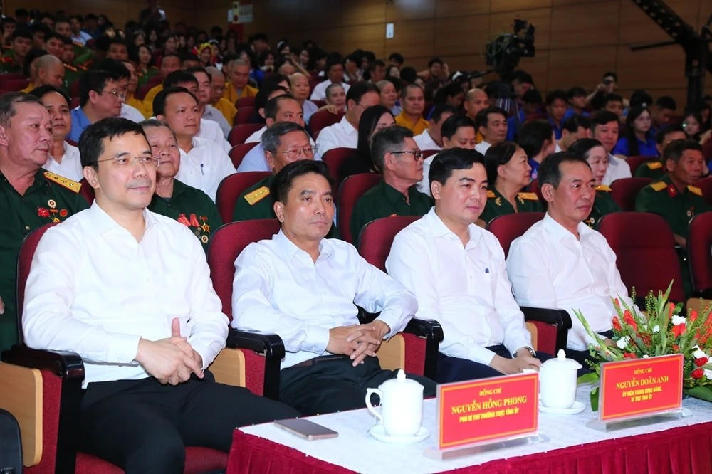 Ông Nguyễn Doãn Anh (thứ 2, từ trái qua), Bí thư Tỉnh ủy Thanh Hóa cùng các lãnh đạo chủ chốt tỉnh Thanh Hóa trong nhiệm kỳ mới tham dự tại chương trình. Ảnh: Nguyễn Chung. 