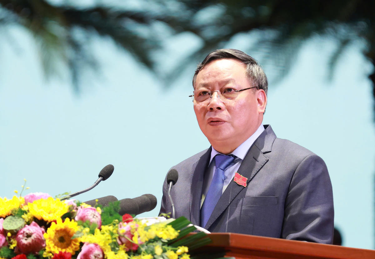 Phó Bí thư Thường trực Thành uỷ Hà Nội Nguyễn Văn Phong trình bày báo cáo tại đại hội.