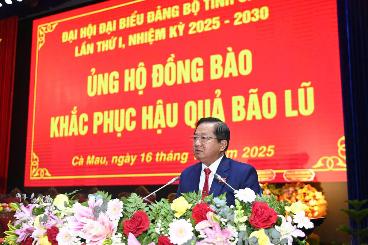 Ông Lê Thanh Triều, Phó chủ tịch Thường trực Ủy ban MTTQ Việt Nam tỉnh Cà Mau thông tin về buổi kêu gọi của Đoàn Chủ tịch Ủy ban Trung ương MTTQ Việt Nam, Ủy ban MTTQ Việt Nam tỉnh Cà Mau vận động quyên góp khắc phục thiệt hại do bão  gây ra. Ảnh: Nguyên Du
