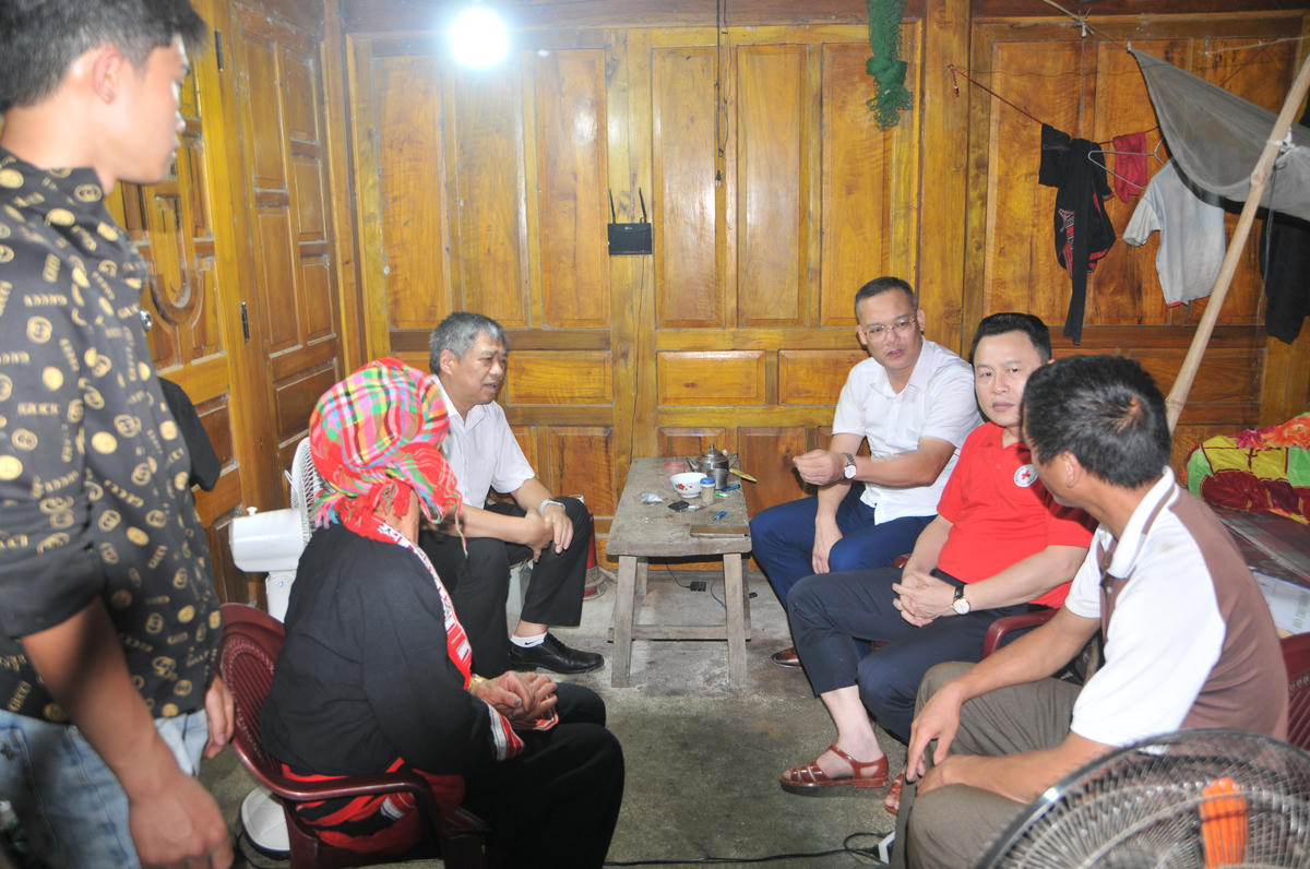 Ông Nguyễn Hồng Trang, Phó Bí thư Đảng ủy các cơ quan Đảng tỉnh Tuyên Quang cùng Đoàn công tác thăm hỏi, động viên gia đình nạn nhân bị lũ cuốn trôi. Ảnh: Xuân Trường.