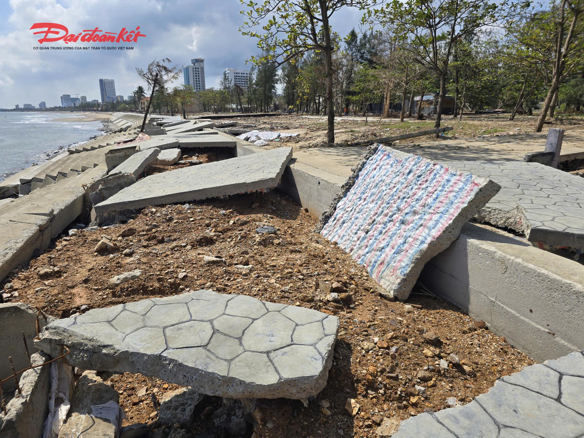 Trong khi đó, đó tuyến kè ven biển phường Cửa Lò (đoạn gần đảo Lan Châu) bị hư hỏng nghiêm trọng sau cơn bão số 10. Ảnh: ĐB