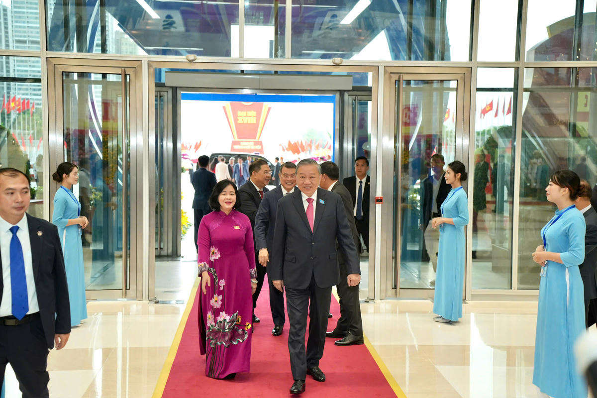 Uỷ viên Bộ Chính trị, Bí thư Thành uỷ Hà Nội Bùi Thị Minh Hoài đón Tổng Bí thư Tô Lâm đến tham dự đại hội.