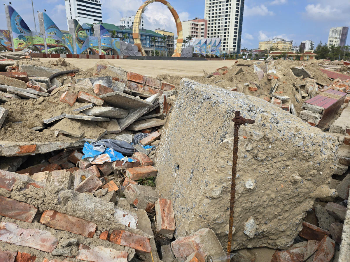 Ngoài khu vực gần đảo Lan Châu, tuyến kè ở phía Nam Quảng trường Bình Minh cũng xuất hiện hư hỏng rải rác, tuy mức độ nhẹ hơn. Ảnh: ĐB