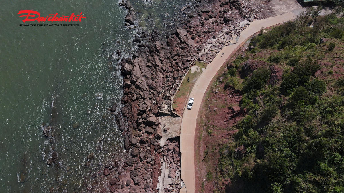 Tuyến đường liên xã ven biển qua xã Hải Lộc (Nghệ An) đã bị sóng biển đánh vỡ nát, hư hỏng nghiêm trọng. Ảnh: ĐB