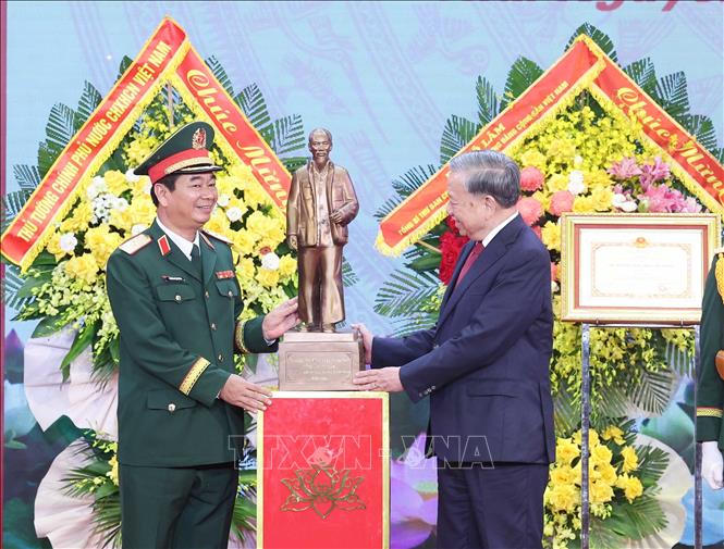 Tổng Bí thư Tô Lâm tặng bức tượng Chủ tịch Hồ Chí Minh cho Quân khu 1. Ảnh: Thống Nhất/TTXVN