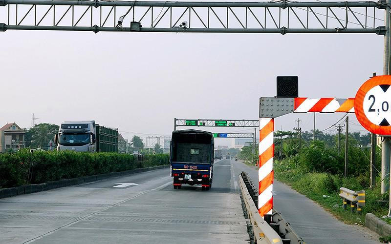 Trạm cân tự động trên quốc lộ 5 chiều Hà Nội - Hải Phòng. Ảnh: N.M.