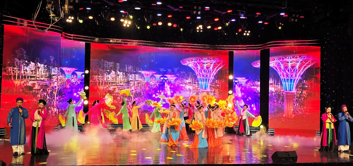 Các tiết mục văn nghệ được chuẩn bị công phu và đặc sắc, chào mừng Đại hội đại biểu Đảng bộ tỉnh Thanh Hóa nhiệm kỳ 2025-2030, thành công tốt đẹp. Ảnh: Nguyễn Chung..