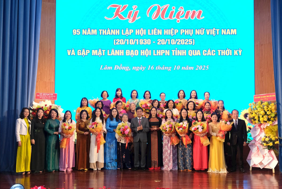 Các đại biểu chụp hình lưu niệm tại Chương trình kỷ niệm 95 năm Ngày thành lập Hội LHPN Việt Nam (20/10/1930 - 20/10/2025) và gặp mặt lãnh đạo Hội qua các thời kỳ. (ảnh H.L)

