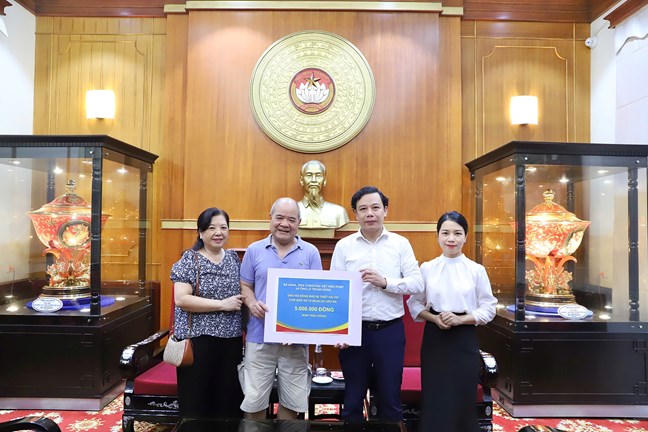 Bà Anna, ông Christian Việt kiều Pháp và ông Lê Trung Dũng ủng hộ số tiền 5 triệu đồng. Ảnh: M. Hiển