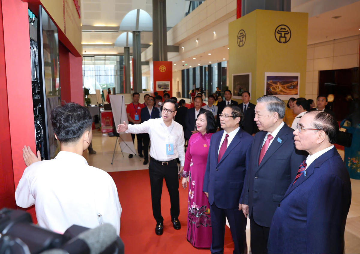 Tổng Bí thư Tô Lâm, Thủ tướng Phạm Minh Chính, Bí thư Thành uỷ Hà Nội Bùi Thị Minh Hoài tham quan triển lãm bên lề đại hội.